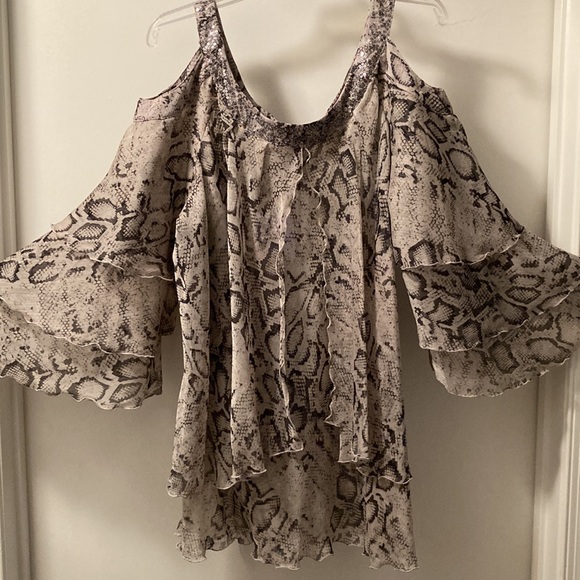 Hot in Hollywood off the shoulder blouse - Picture 1 of 11